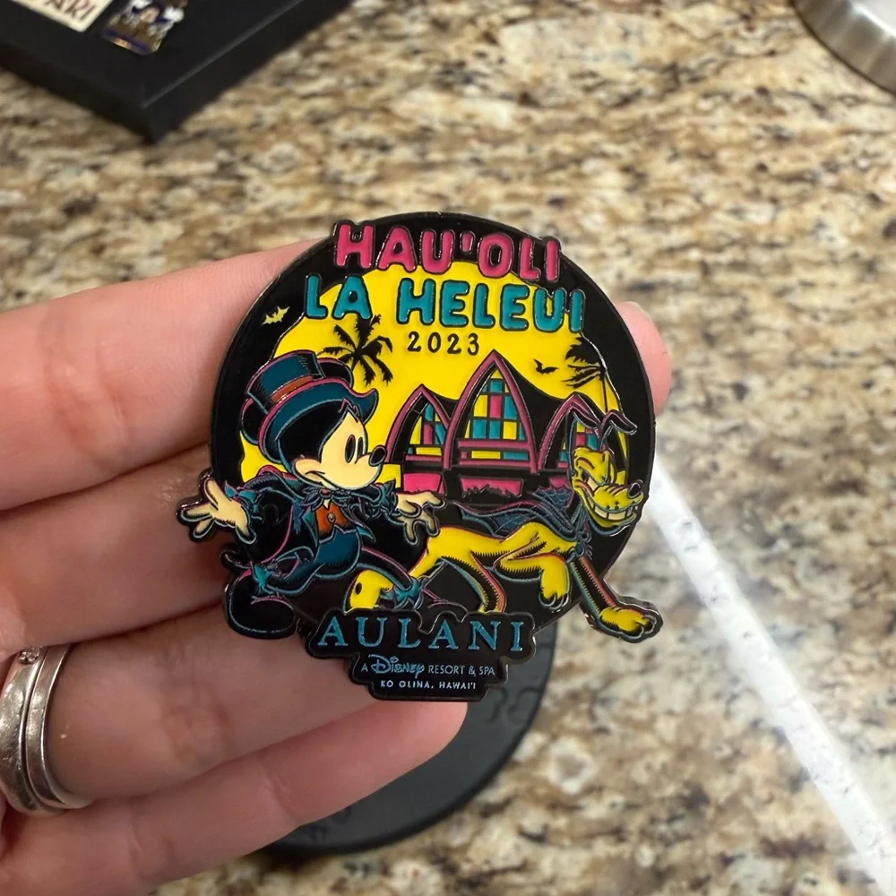 Disney Aulani Halloween 2023 pin - Picture 3 of 4
